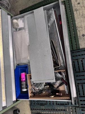 1 Metallwerkzeugschubladenschrank, ca. 1 m breit, 8-zugig mit Tischleuchte